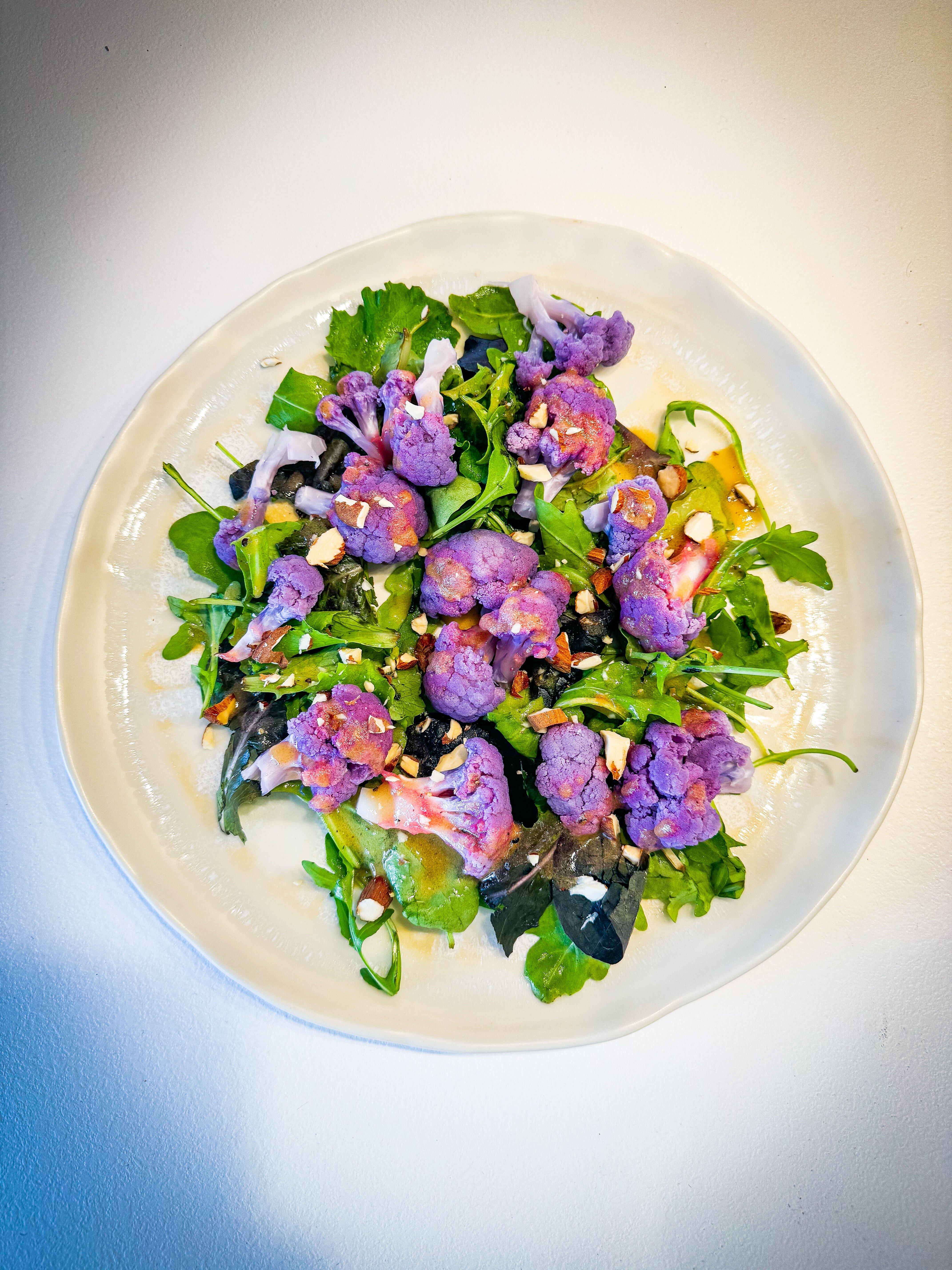 Salade tiède de chou-fleur violet et vinaigrette à la lucuma sol semilla