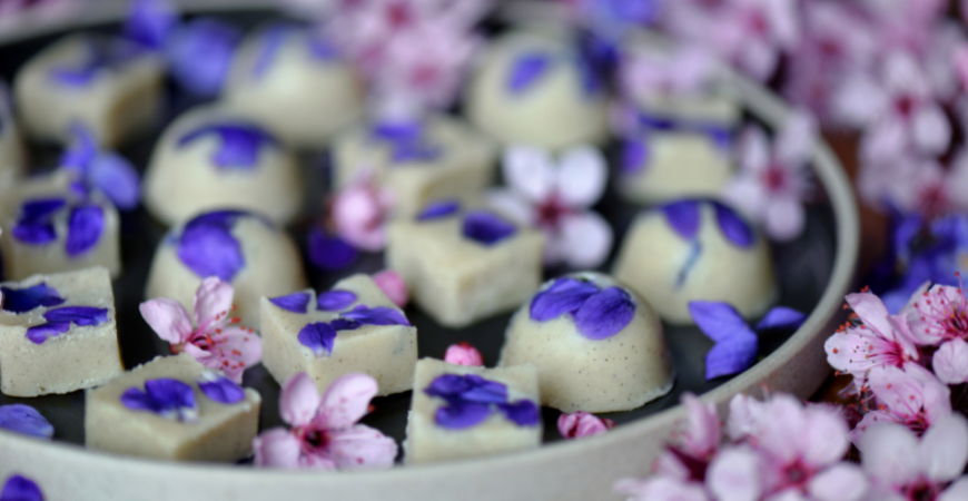 Petits chocolats blancs 100% crus aux violettes